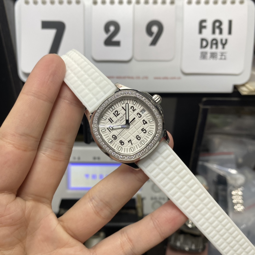 Patek Philippe Aquanaut series 5069G-011, White Dial with Diamond Bezel, Women 35.2mm Size.
