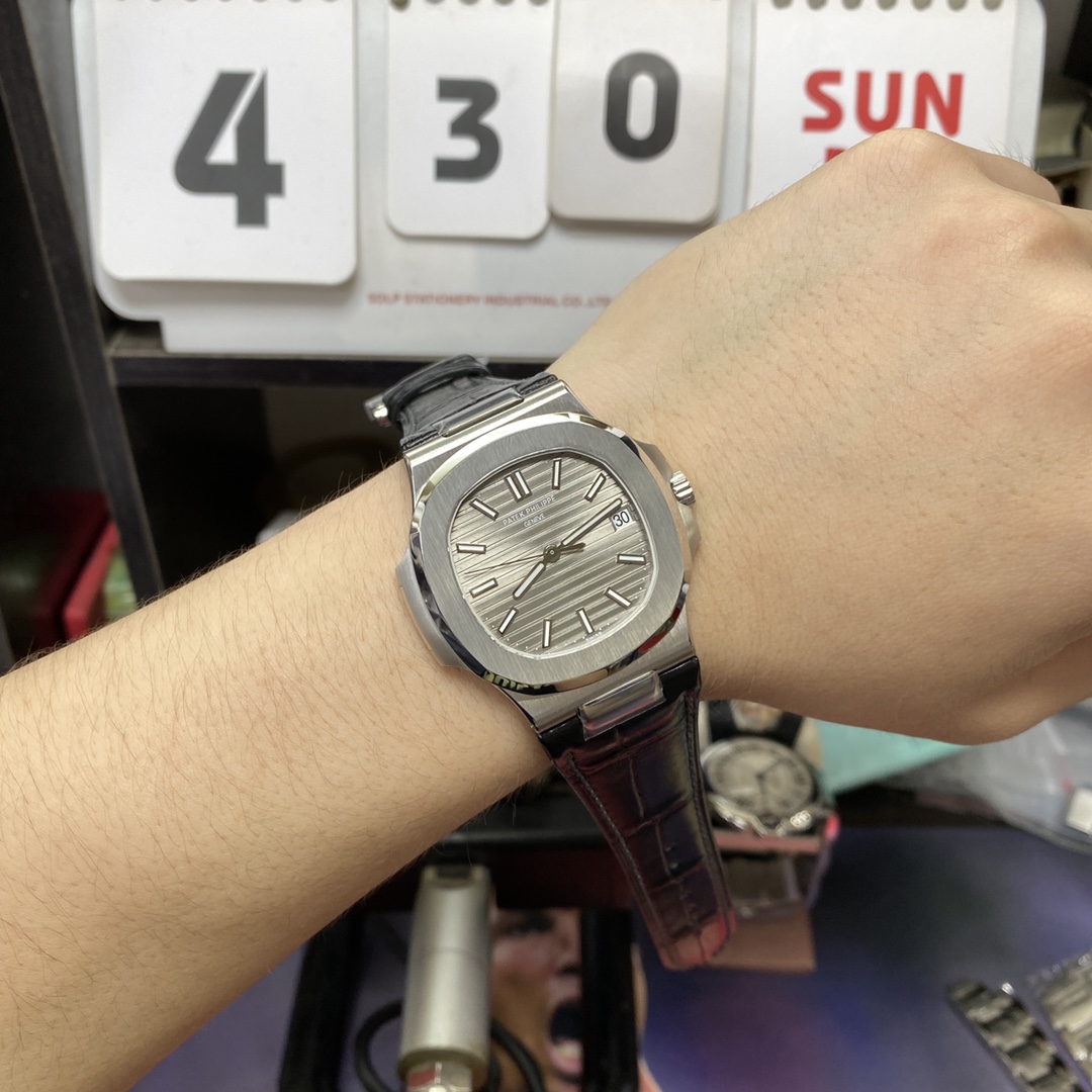 Patek Philippe Nautilus series 5711G-001, Grey Dial with Alligator Leather Strap, 40mm Size.