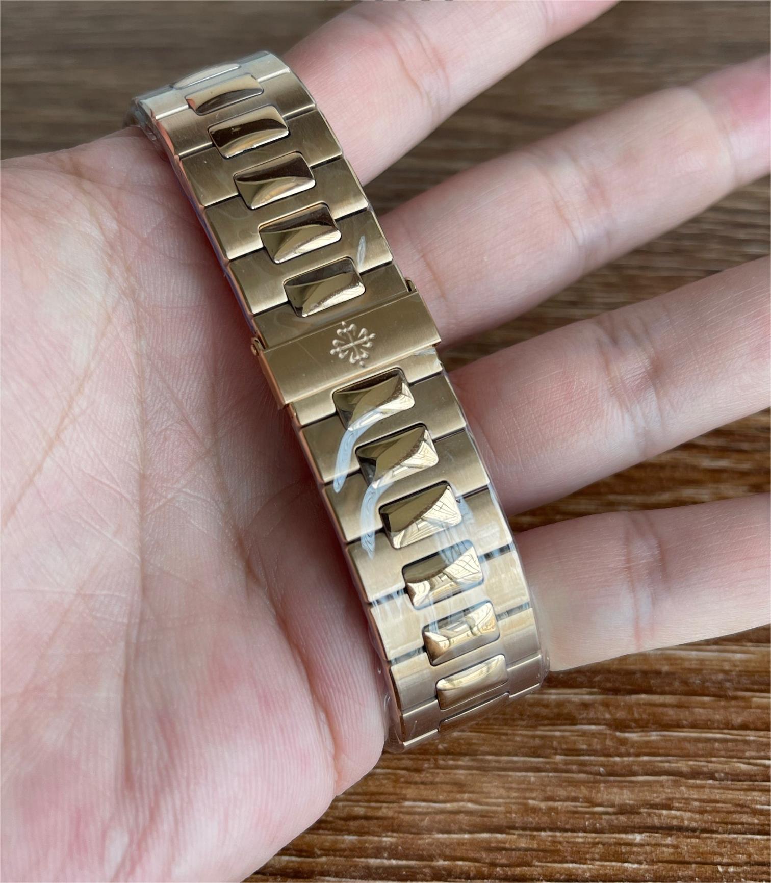 Patek Philippe Nautilus series 5711 Rose Gold Case with grey Dial Steel Bracelet, 40mm Size.