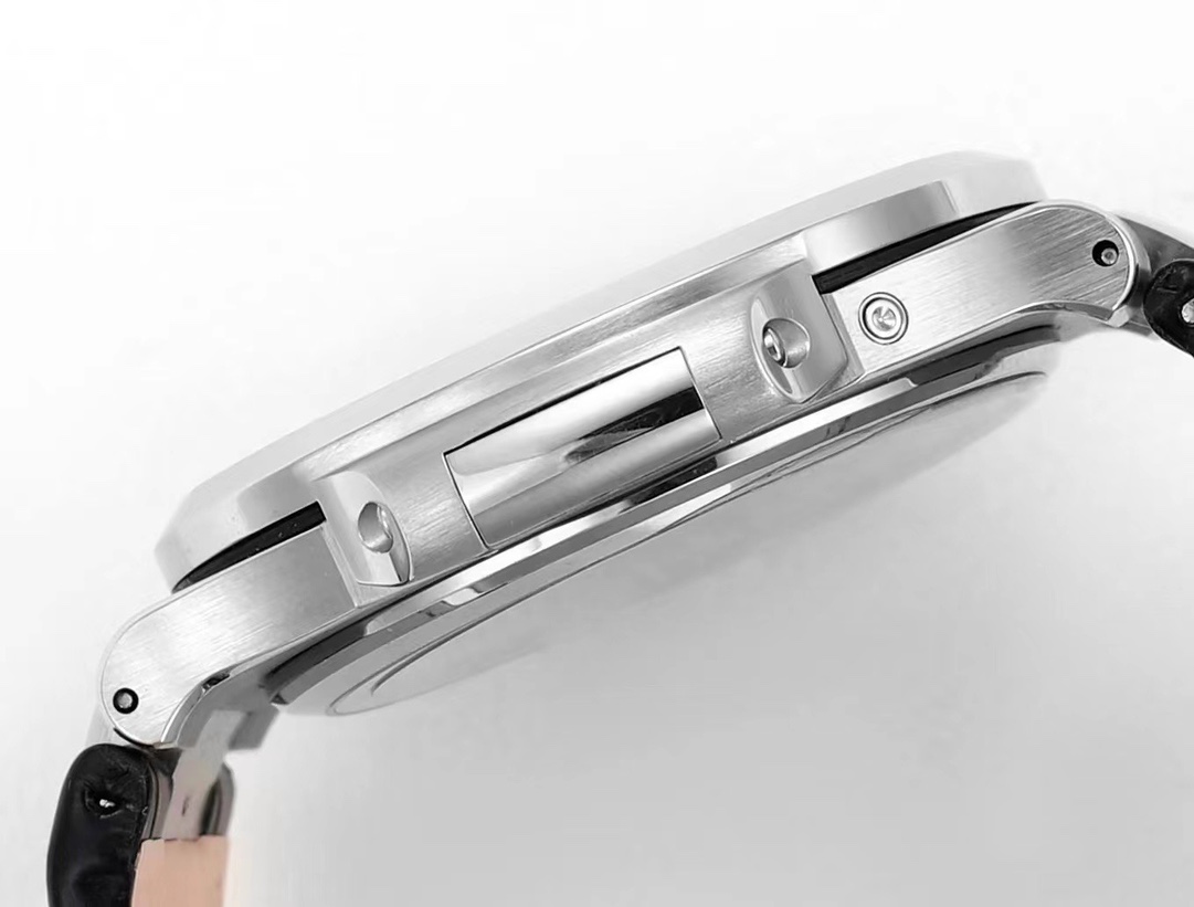 Patek Philippe Nautilus series 5712G steel case leather strap 40mm Size.