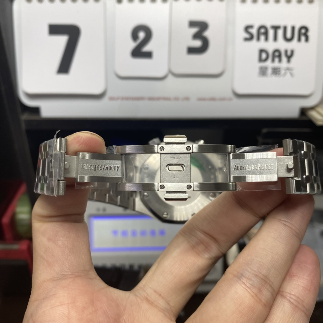 Audemars Piguet Royal Oak Offshore Series 26331ST.OO.1220ST.03, Panda Dial White Dial with Black Subdials, 41mm Size.