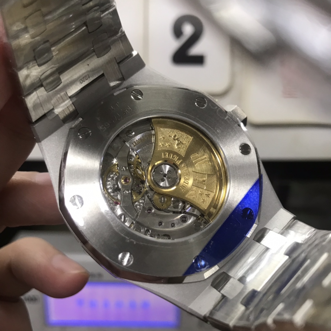 Audemars Piguet Royal Oak Offshore Series 15400ST.OO.1220ST.01, Black Dial, 41mm Size.