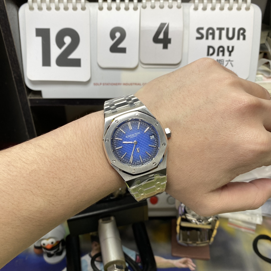 Audemars Piguet Royal Oak Offshore Series15202IP.OO.1240IP.01, Smoked Blue Dial, 39mm Size.