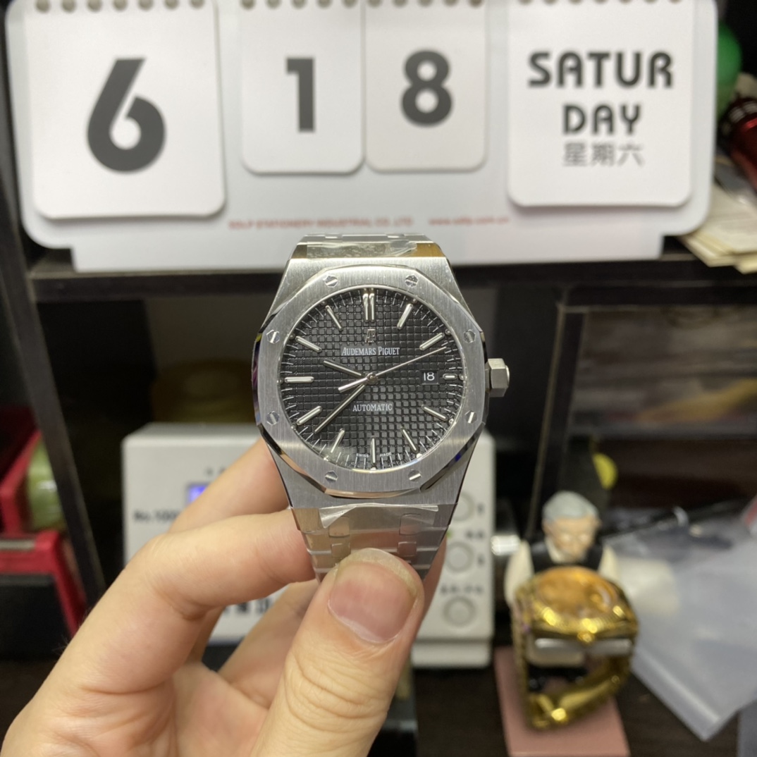 Audemars Piguet Royal Oak Offshore Series 15400ST.OO.1220ST.01, Black Dial, 41mm Size.