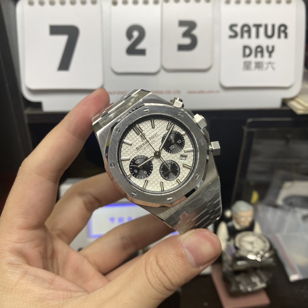 Audemars Piguet Royal Oak Offshore Series 26331ST.OO.1220ST.03, Panda Dial White Dial with Black Subdials, 41mm Size.