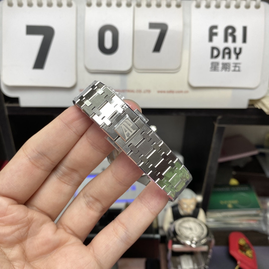 Audemars Piguet Royal Oak Offshore Series 77450ST.OO.1361ST.02, White Dial Steel Bracelet, 34mm size.WOMEN