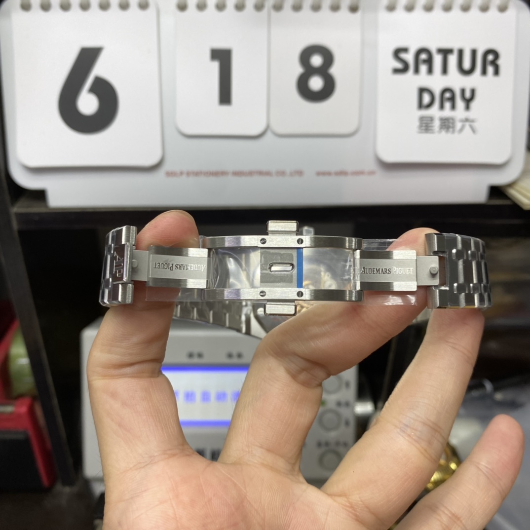 Audemars Piguet Royal Oak Offshore Series 15400ST.OO.1220ST.01, Black Dial, 41mm Size.