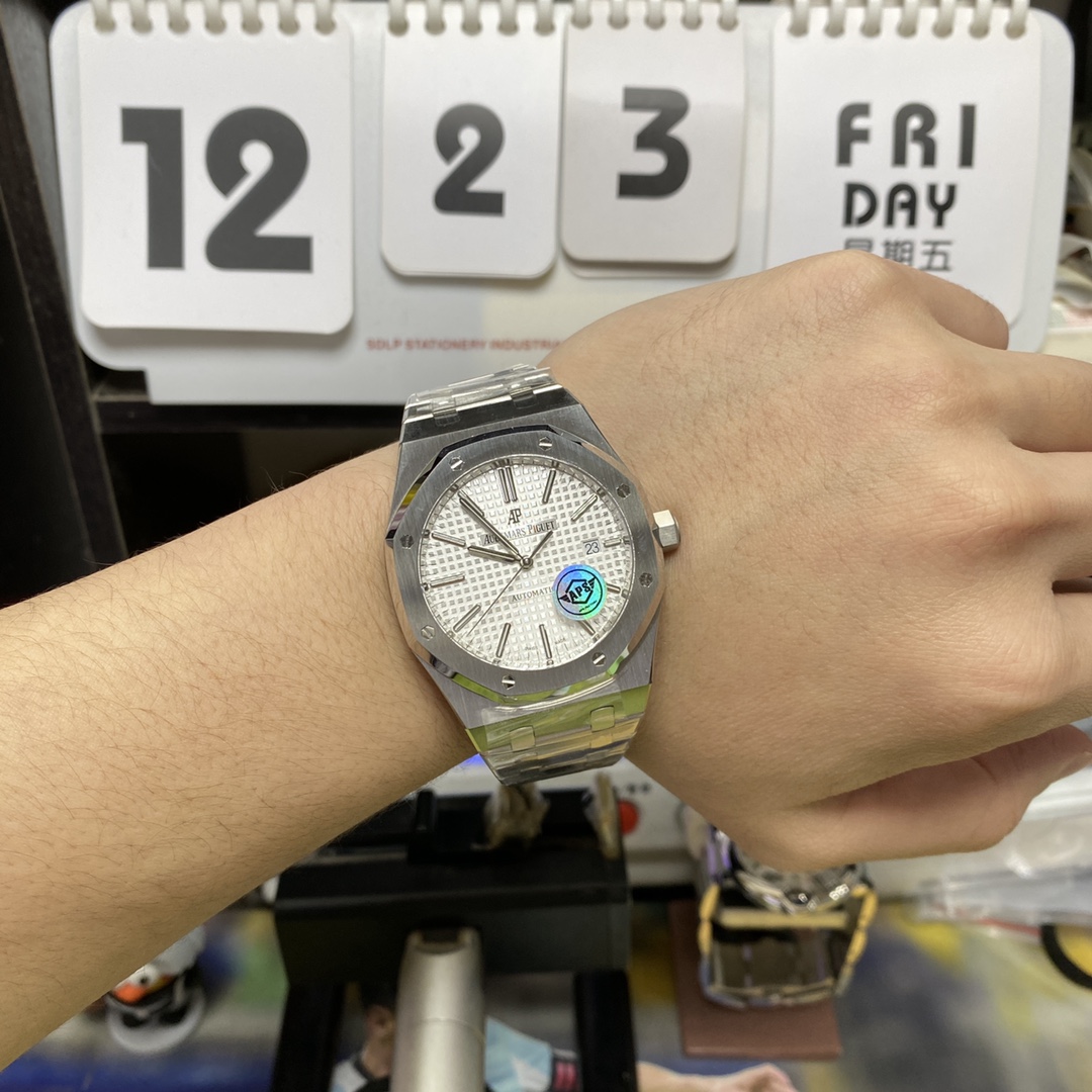 Audemars Piguet Royal Oak Offshore Series 15400ST.OO.1220ST.02, White Dial with Stainless Steel Bracelet, 41mm Size.