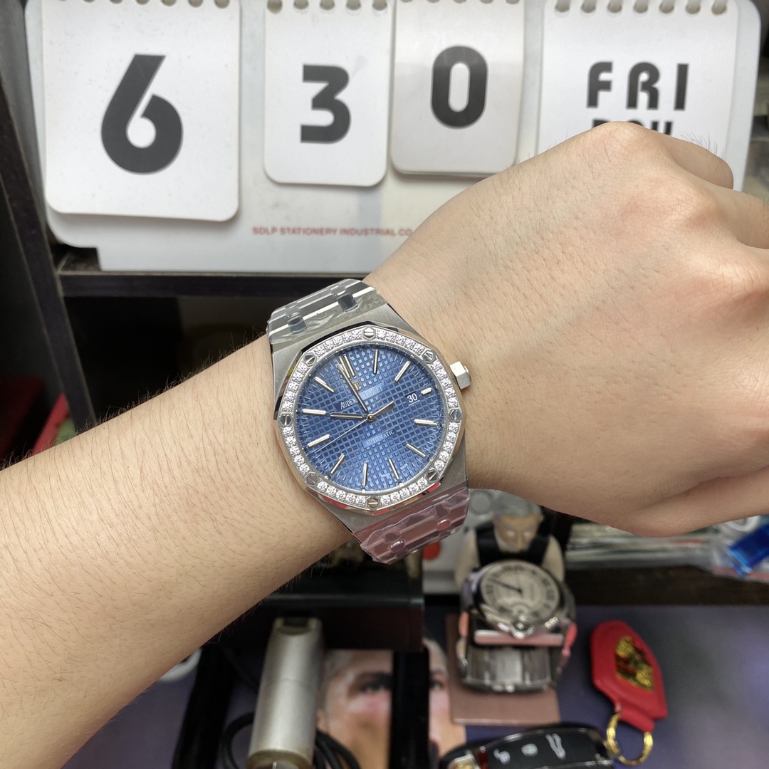 Audemars Piguet Royal Oak Series 15400ST, ICE Blue Dial, diamond brezel, 41mm size.