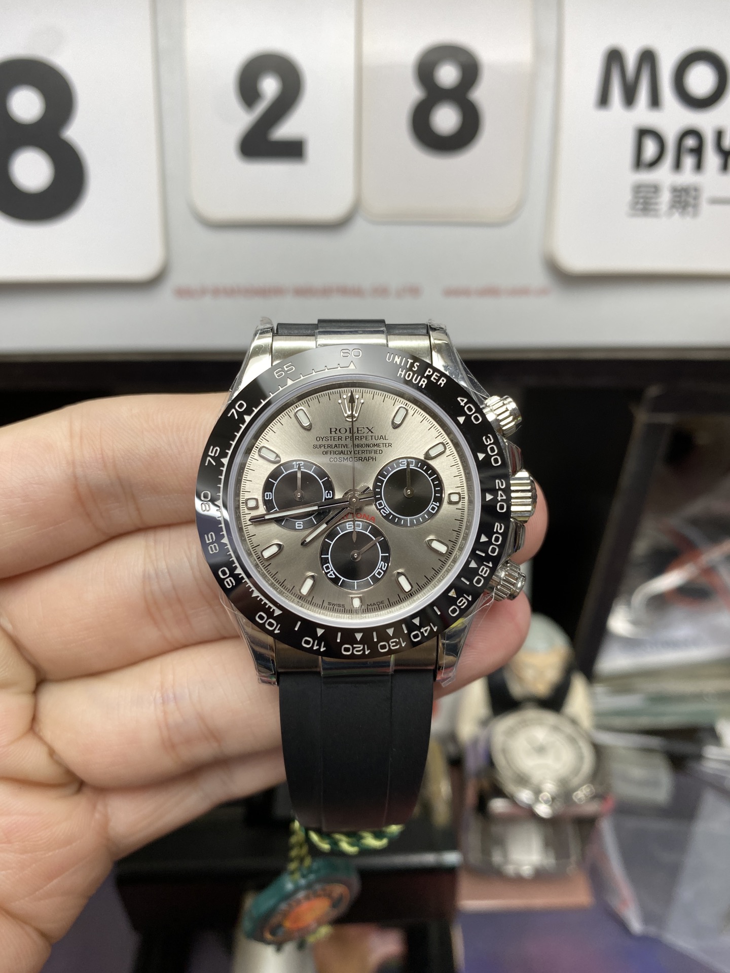 Rolex Cosmograph Daytona Series 116519ln-0024, gray dial and ceramic bezel, 40mm size.