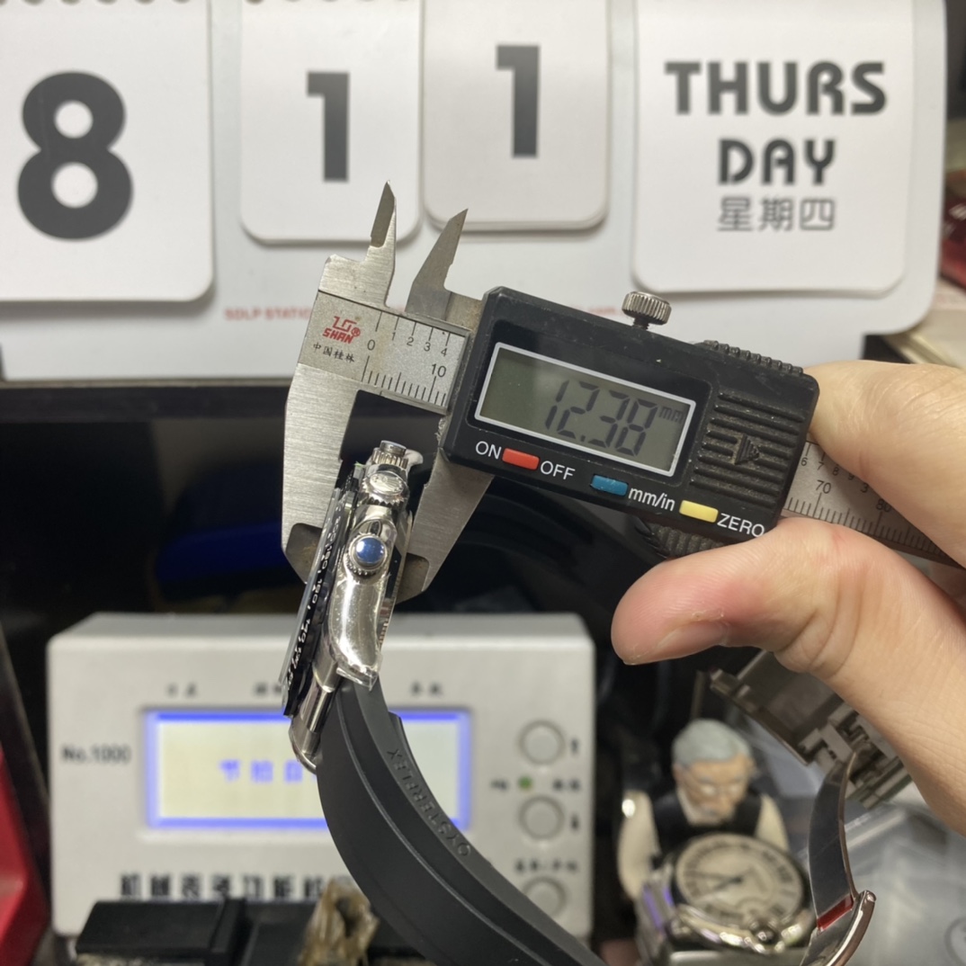 Rolex Cosmograph Daytona Series m116509-0071, Blue Ceramic Bezel, 40mm size, Rubber Strap.