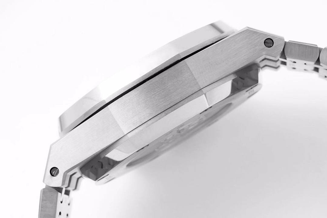 Audemars Piguet Royal Oak Series 26240ST.OO.1320ST.05, Blue Dial, 41mm size.