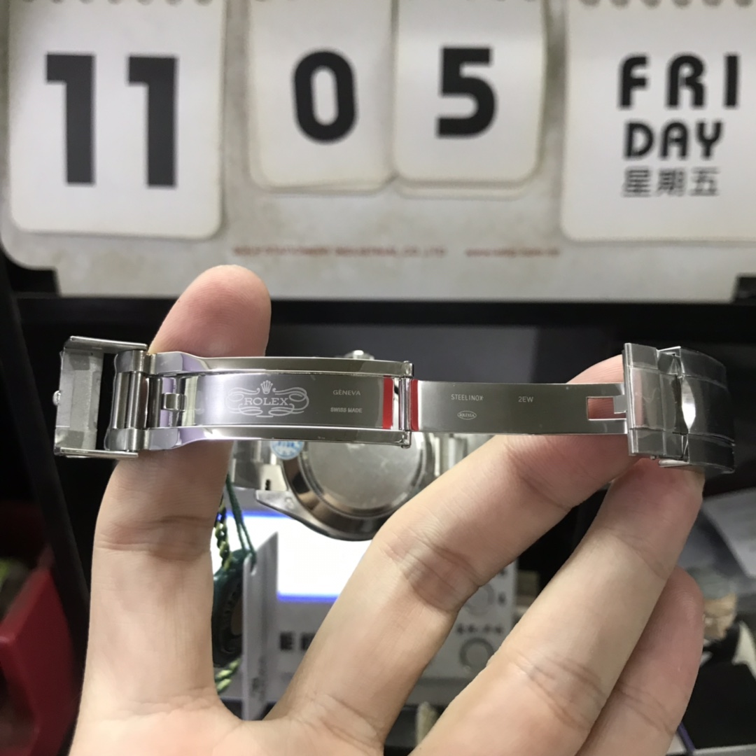 Rolex Cosmograph Daytona Series with white dial 904L steel Bezel, 40 mm size.