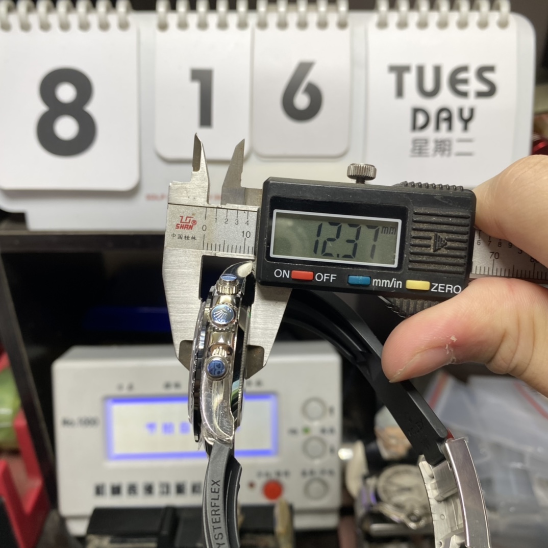 Rolex Cosmograph Daytona Series M116519LN-0038, Meteorite Dial and Ceramic Bezel on a Rubber Strap, 40mm size.