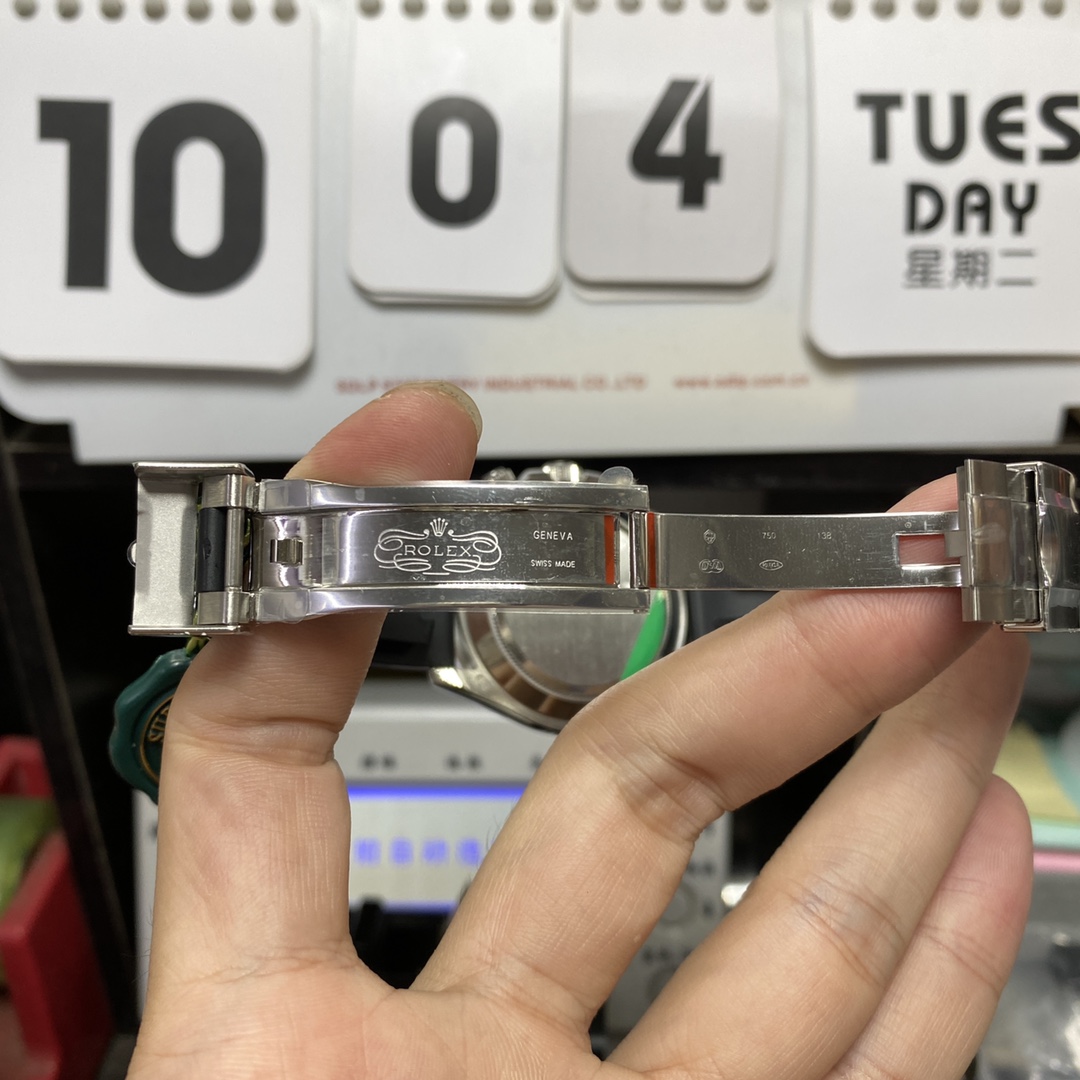 Rolex Cosmograph Daytona Series 116519-L(FC), Platinum Panda Dial White Face Black Bezel Roman Numerals, 40mm size.