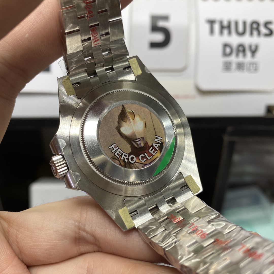 Rolex GMT-Master II series m126710blro-0001, Pepsi bezel features a five-link Jubilee bracelet a red and blue ceramic bezel a black dial and a red GMT hand, 40mm size.