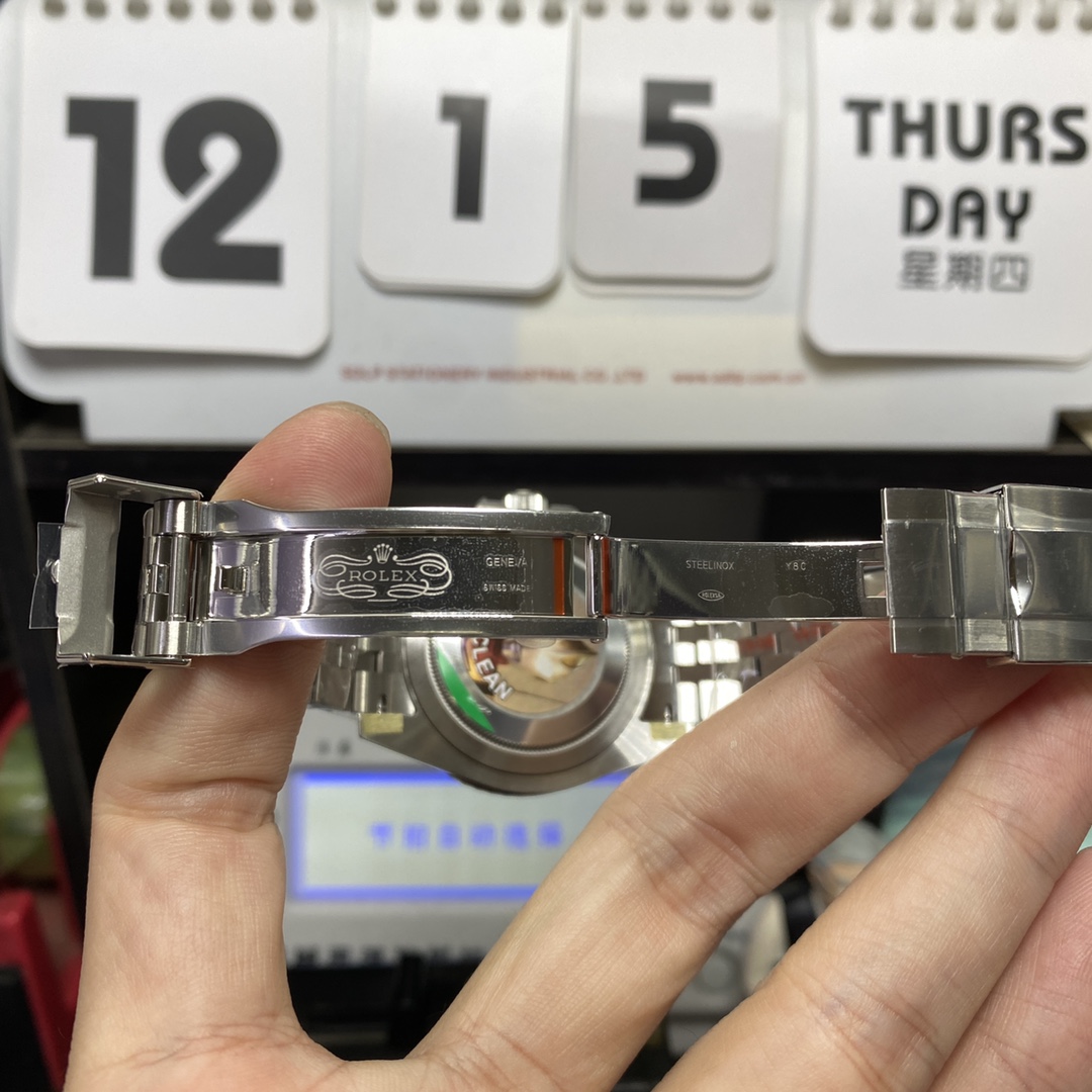 Rolex GMT-Master II series m126710blro-0001, Pepsi bezel features a five-link Jubilee bracelet a red and blue ceramic bezel a black dial and a red GMT hand, 40mm size.