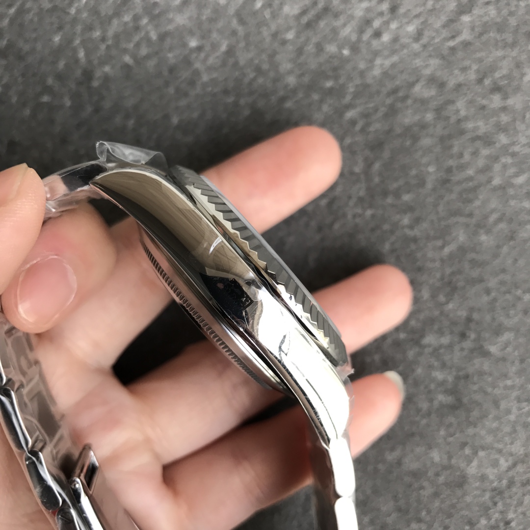 Rolex SKY-DWELLER series white Dial Steel Bracelet ,Month Date and GMT Dual Time Zone Functions, 42mm Size.