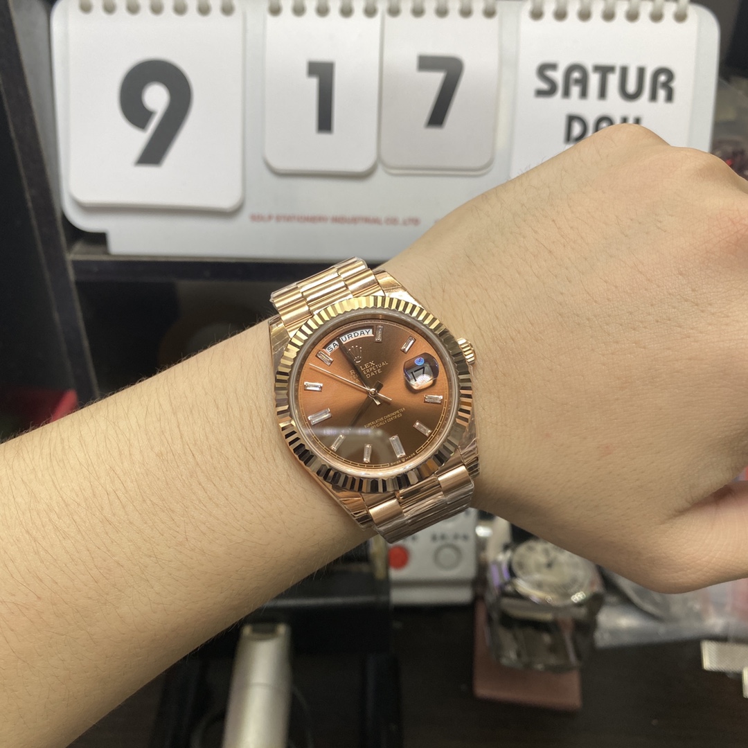 Rolex Day-Date Series m228235-0003, Full Everose Gold Case Gradient Brown Dial, Instantaneous Day and Date Functions, 40mm Size.