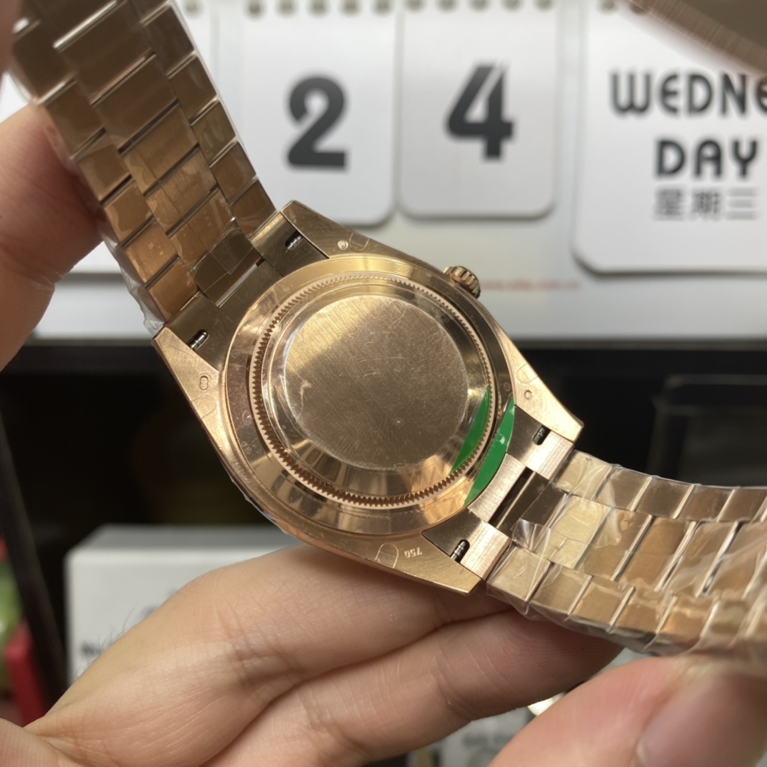 Rolex Day-Date Series m228235-0003, Full Everose Gold Case Gradient Brown Dial, Instantaneous Day and Date Functions, 40mm Size.