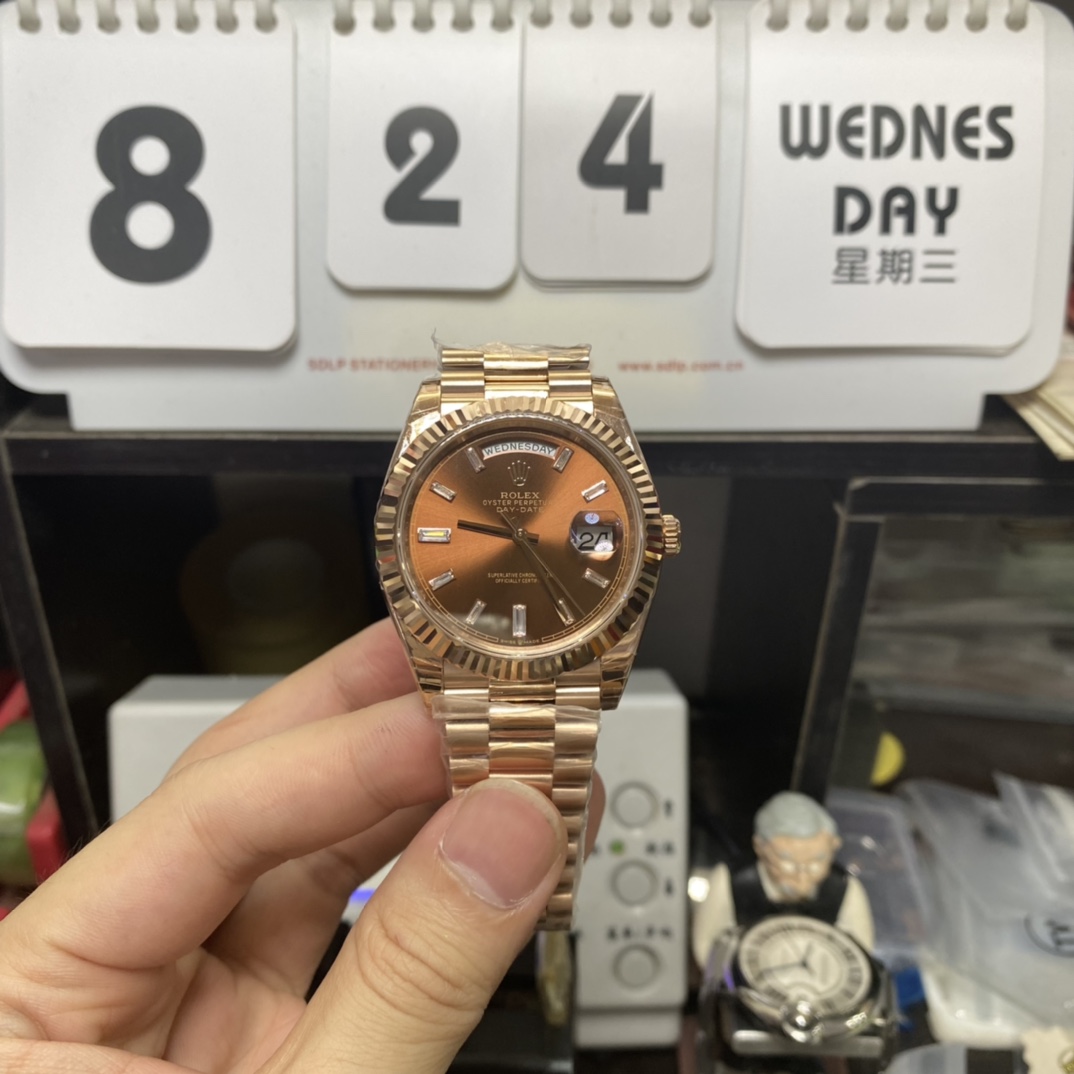 Rolex Day-Date Series m228235-0003, Full Everose Gold Case Gradient Brown Dial, Instantaneous Day and Date Functions, 40mm Size.