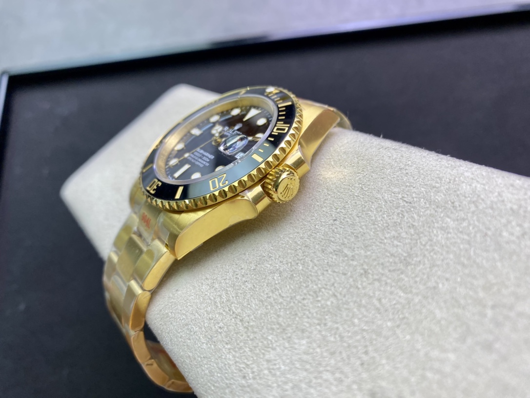 Rolex Submariner Series ALL 18K GOLD CASE Black DIAL DATE DIAL , 40mm size.