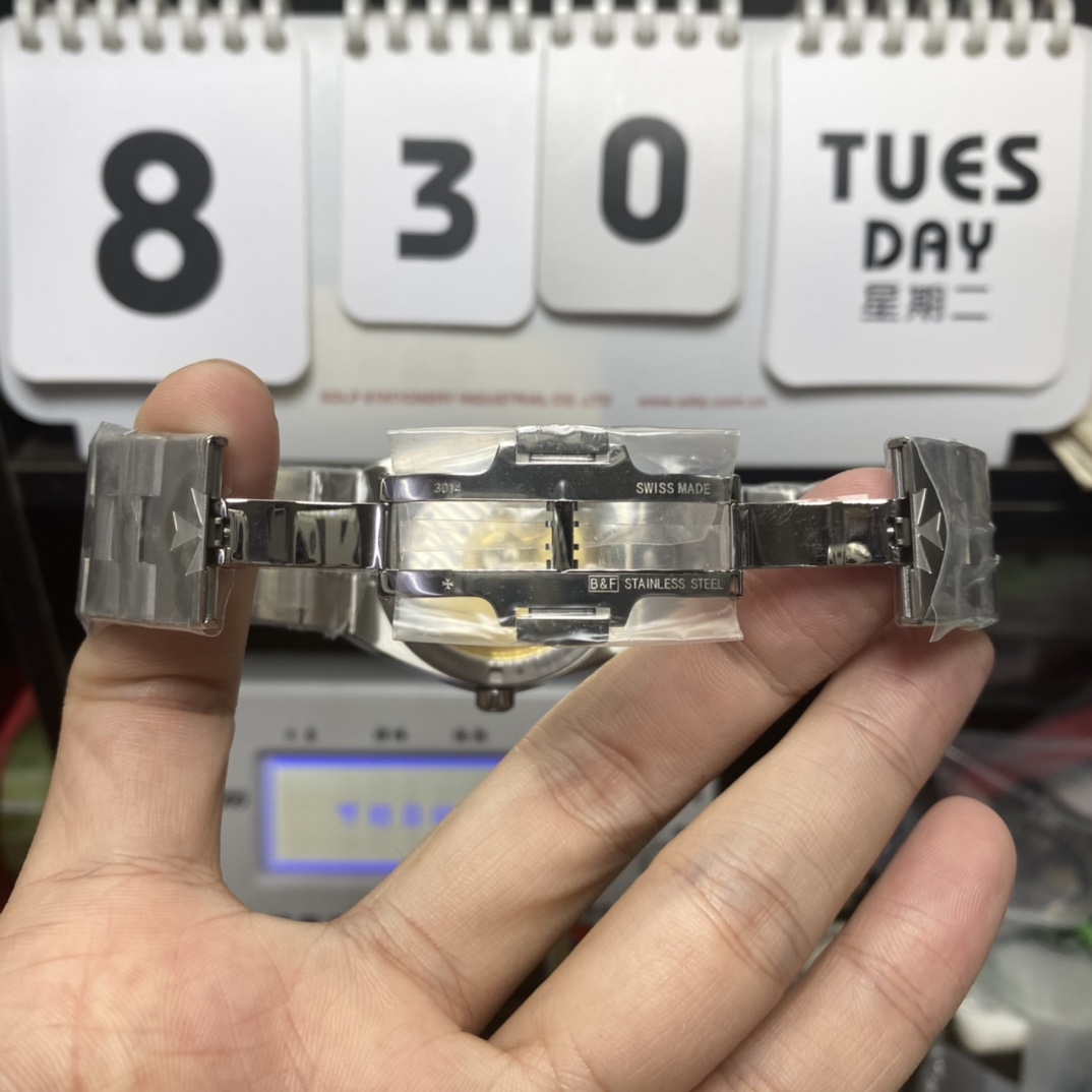 Vacheron Constantin Overseas Collections series 4500V110A-B126, White Dial Steel Bracelet Sunburst Patterned Brushed Dial, 41mm Size.