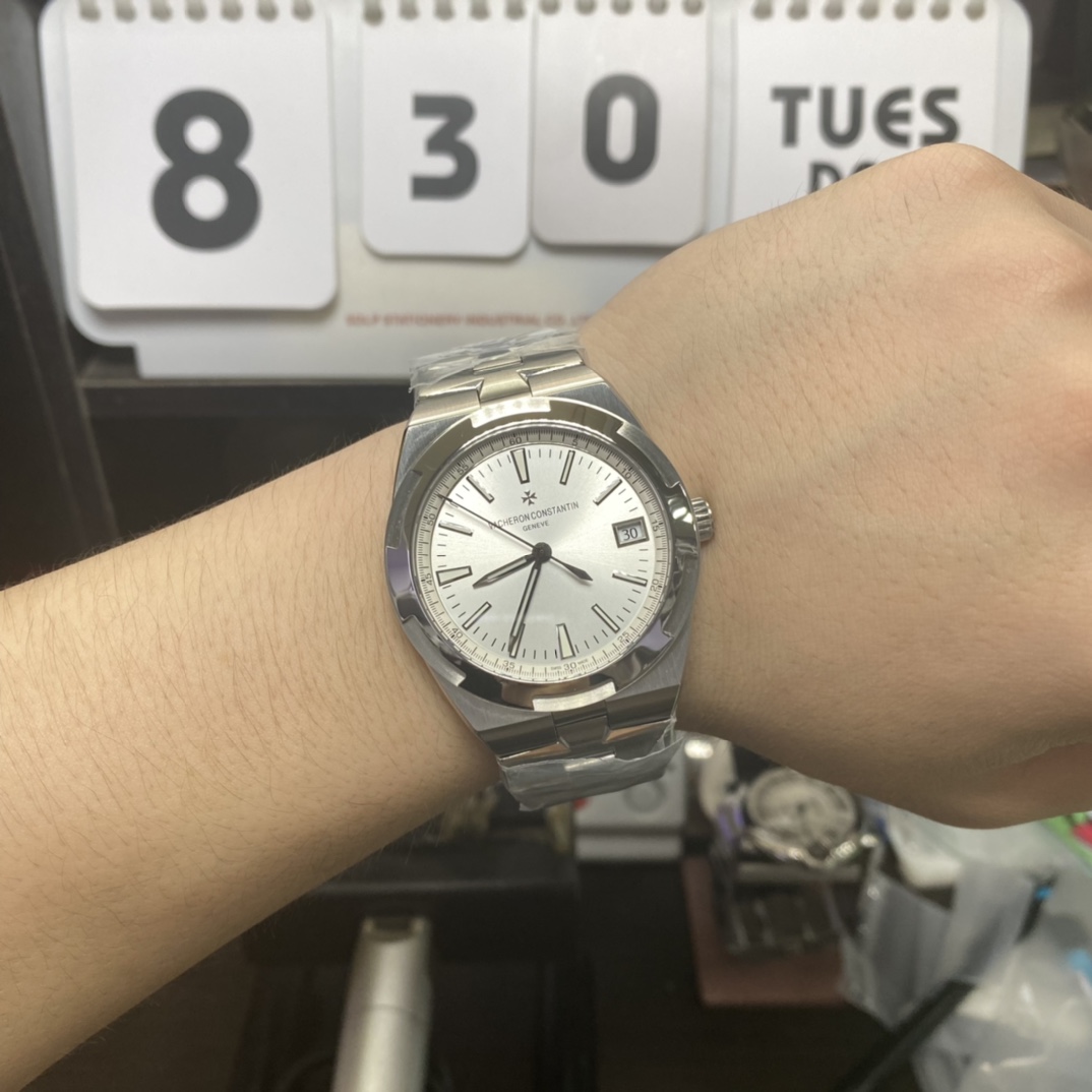 Vacheron Constantin Overseas Collections series 4500V110A-B126, White Dial Steel Bracelet Sunburst Patterned Brushed Dial, 41mm Size.