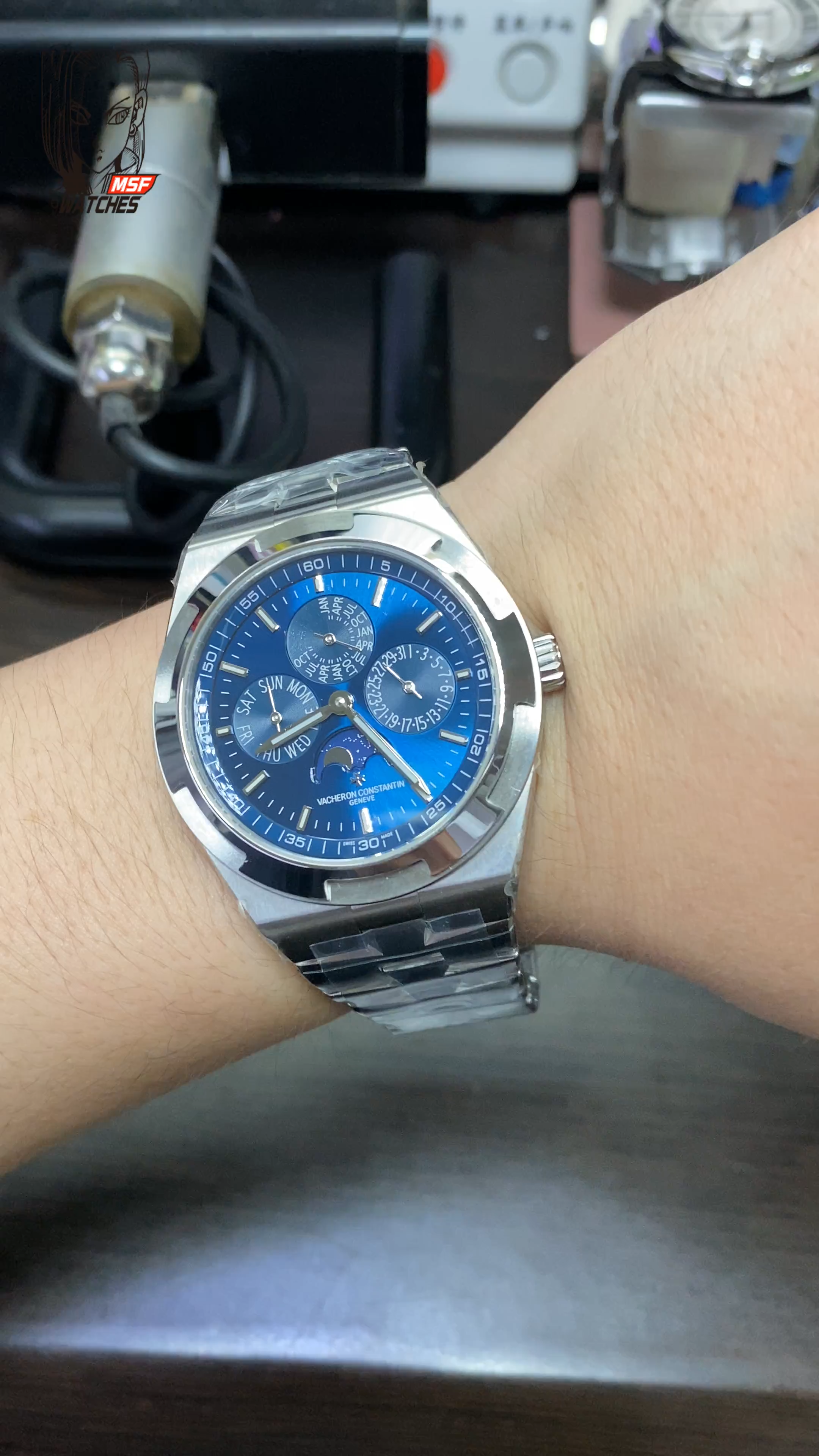Vacheron Constantin Overseas series 4300V120G-B945, Blue Dial with Steel Bracelet, 41.5mm Size.