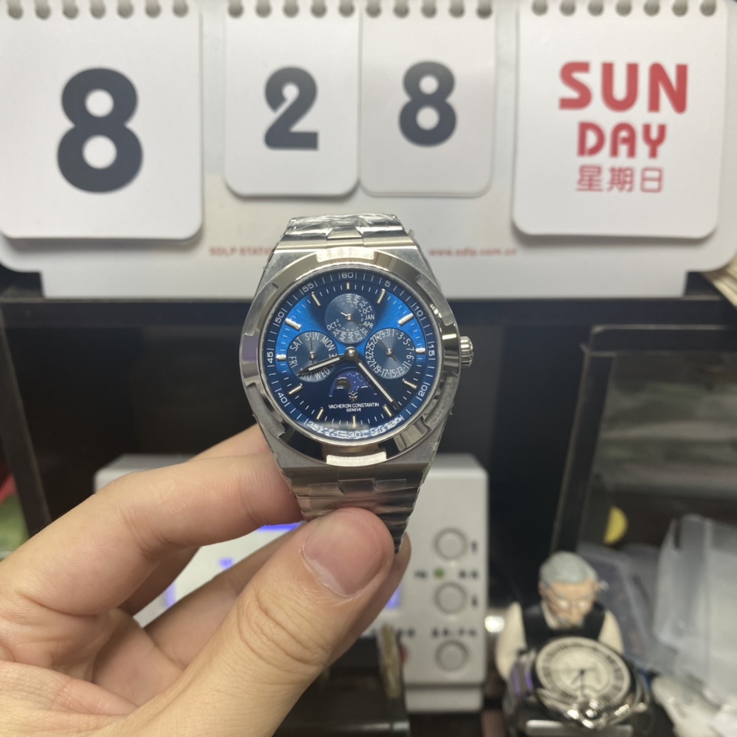 Vacheron Constantin Overseas series 4300V120G-B945, Blue Dial with Steel Bracelet, 41.5mm Size.