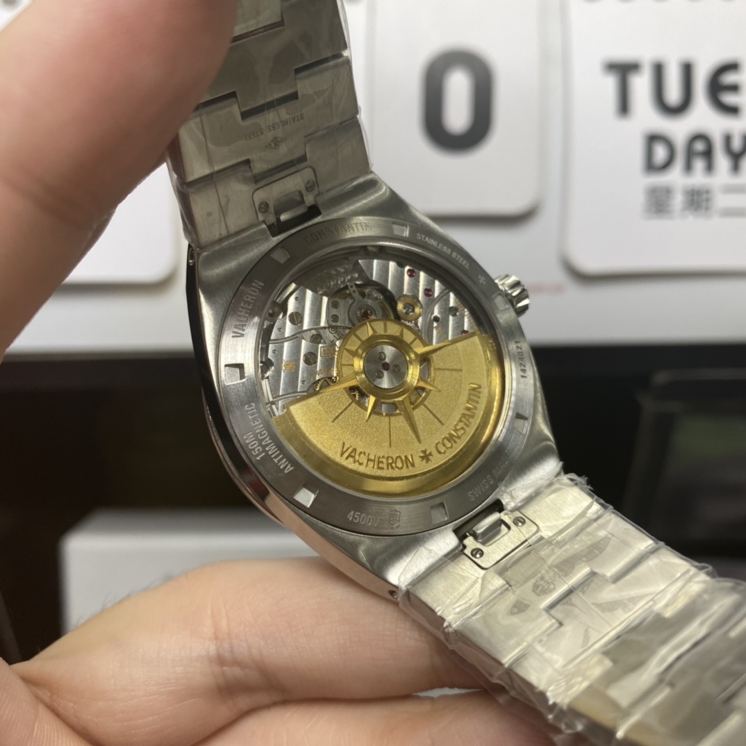 Vacheron Constantin Overseas Collections series 4500V110A-B126, White Dial Steel Bracelet Sunburst Patterned Brushed Dial, 41mm Size.