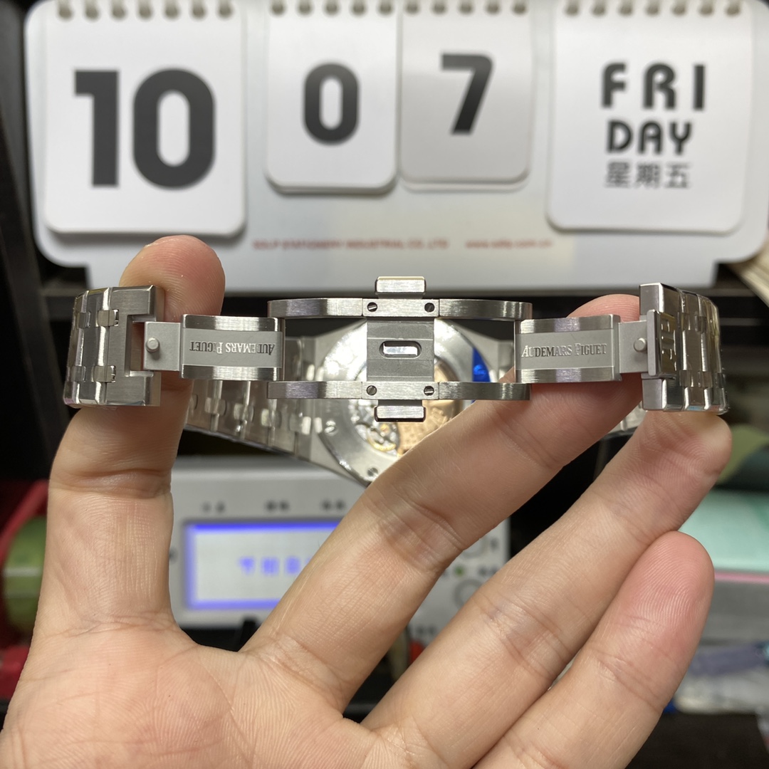 Audemars Piguet Royal Oak Offshore Series 15400ST.OO.1220ST.02, White Dial with Stainless Steel Bracelet, 41mm Size.