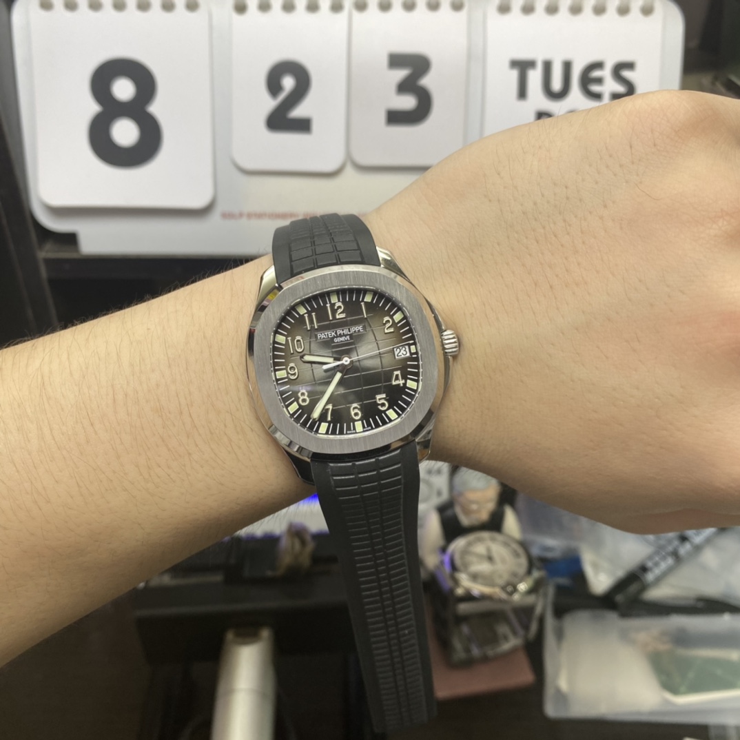 Patek Philippe Aquanaut Series 5167A-001, Black Dial Steel Case Black Rubber Strap, 40mm Size.